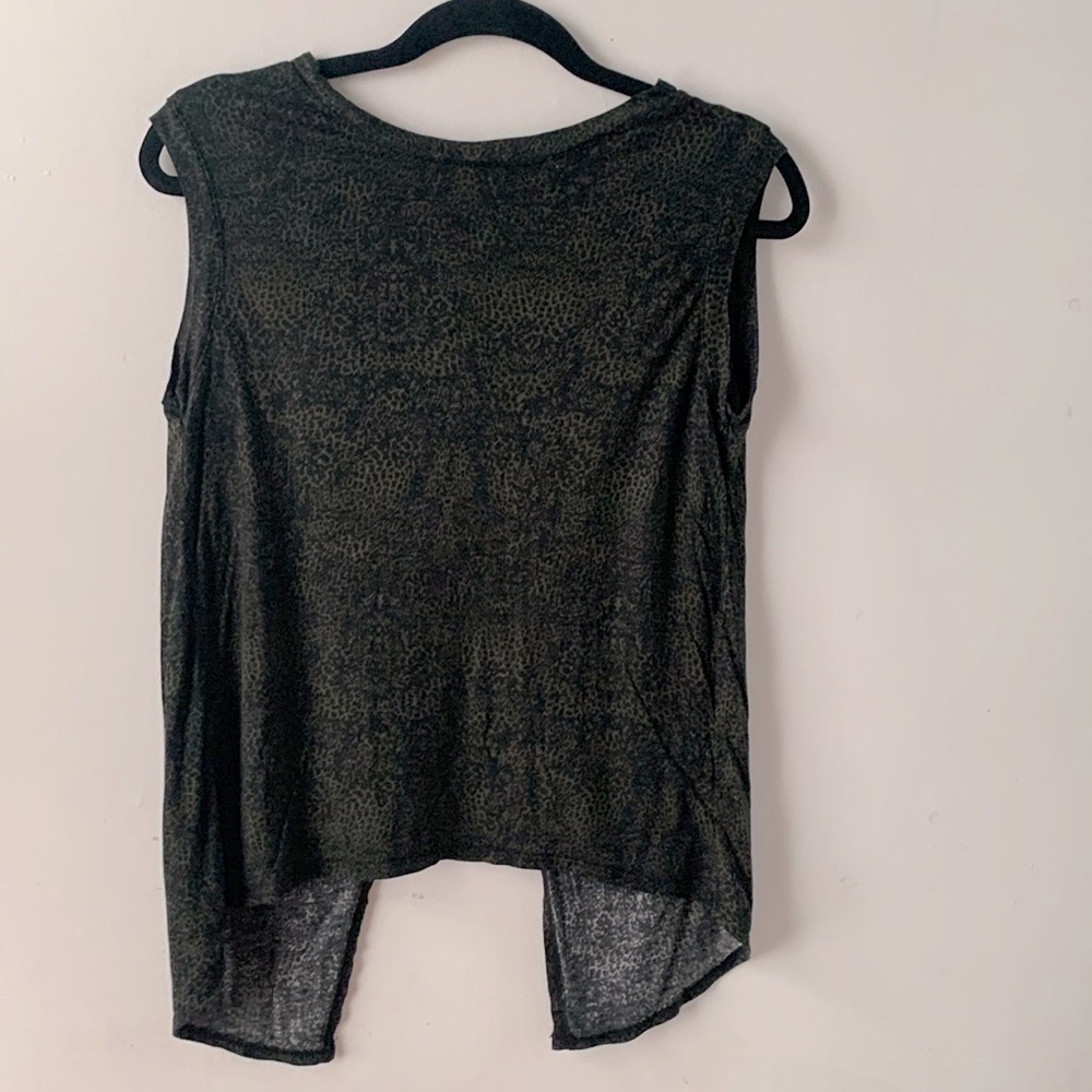 5$ with bundle 😀 Cute top (open back!)